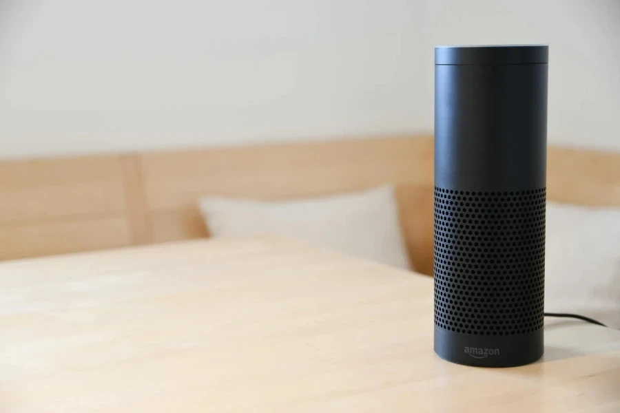 Amazon Echo nero sul tavolo