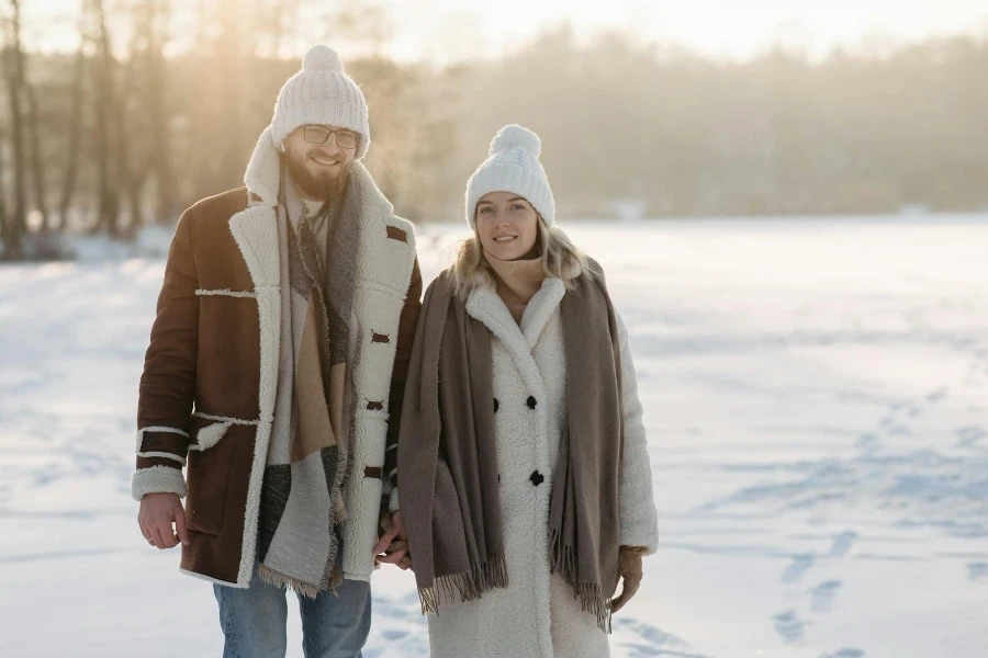 Homem E Mulher Usando Gorros Brancos De Mãos Dadas