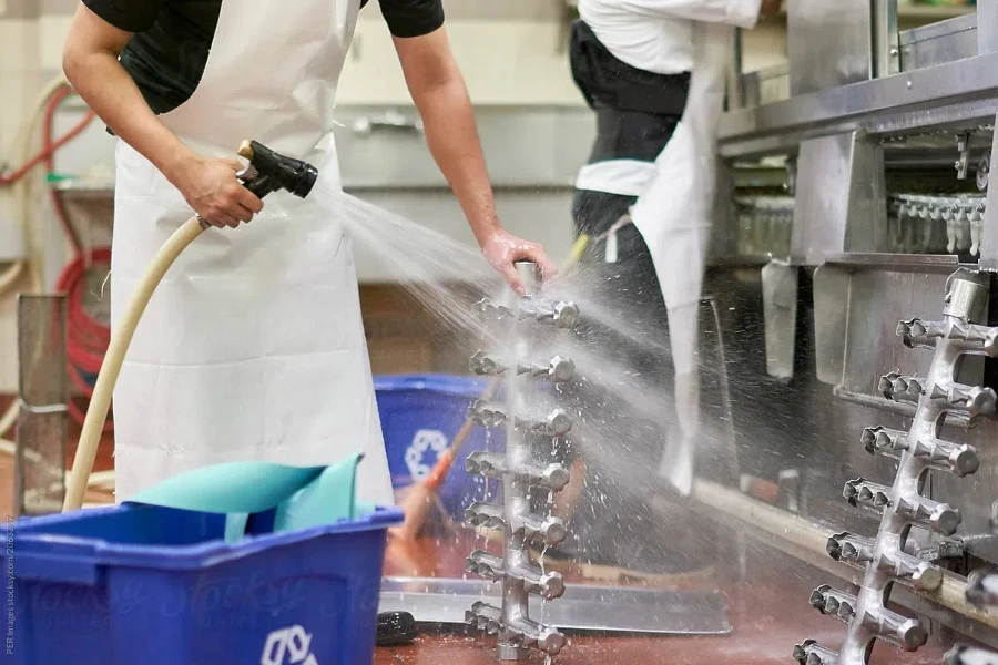 Presión de cocina industrial waching limpieza de un equipo lavavajillas con manguera