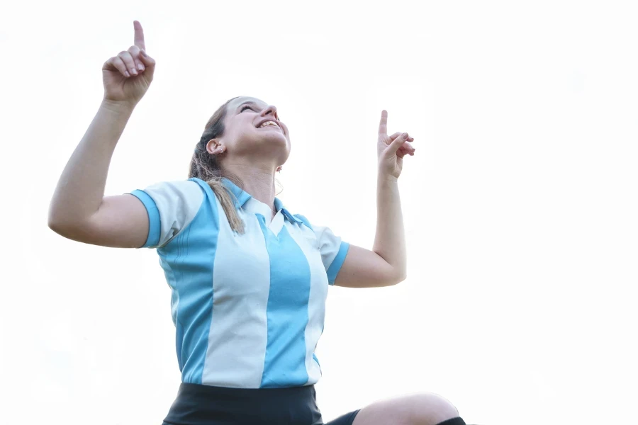 Señora con camisetas de rugby y pantalones cortos.