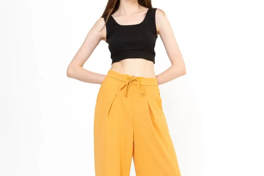 Senhora vestindo um top curto e calça de moletom laranja