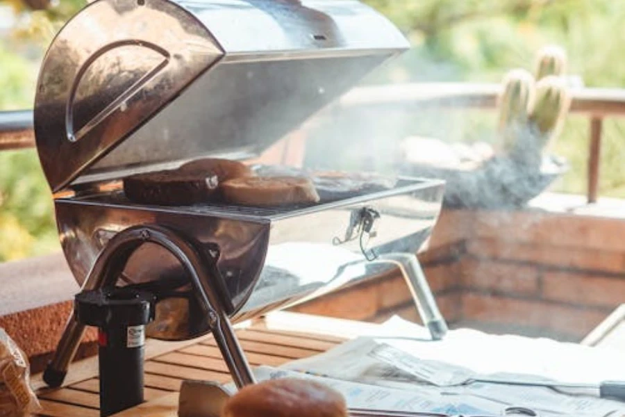 Grand barbecue d'extérieur pliable sans fumée sur chariot