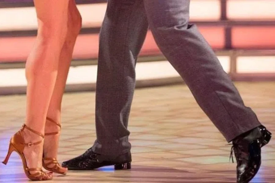 Homem e mulher dançando em sapatos de dança profissionais