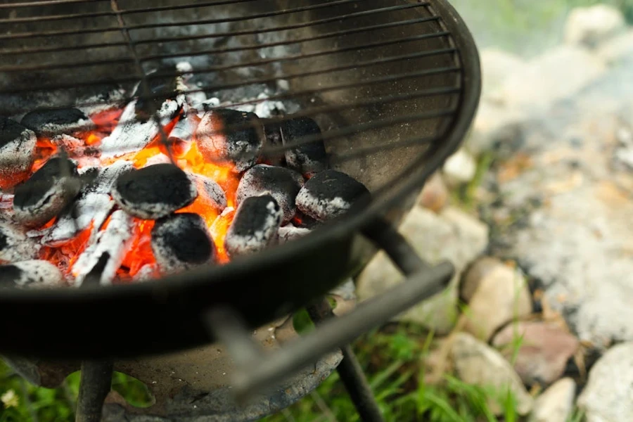 Mini-Holzkohlegrill mit brennenden Kohlen