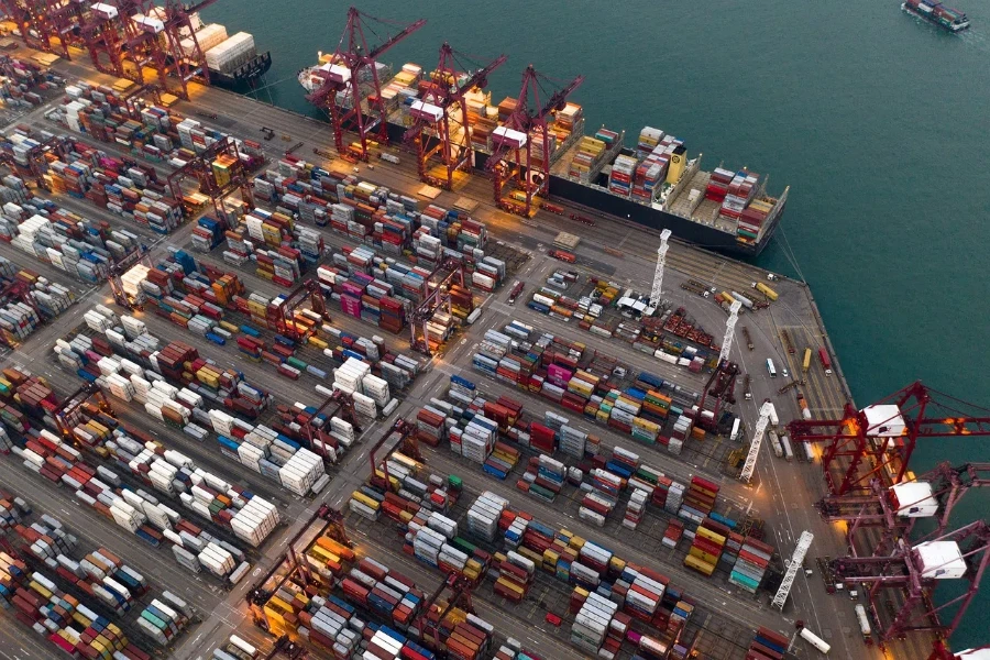 Penempatan dan penjadwalan pesanan mengoptimalkan manajemen kargo di pelabuhan yang sibuk