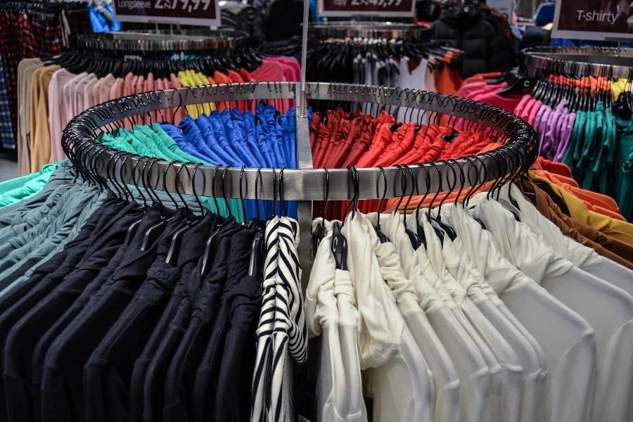 Camisas penduradas em uma loja