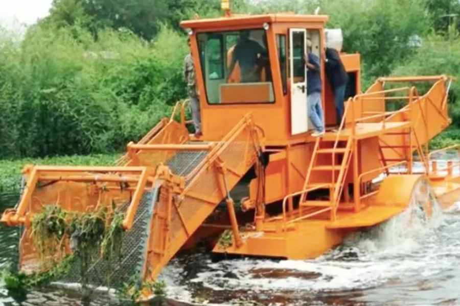 wide capacity aquatic harvester for weed clearance