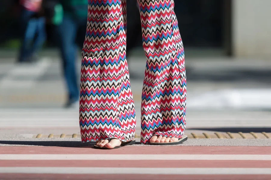 Femme en pantalon de survêtement à fleurs