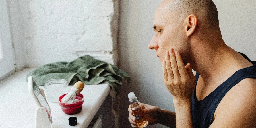 Um homem aplicando produto cosmético no rosto