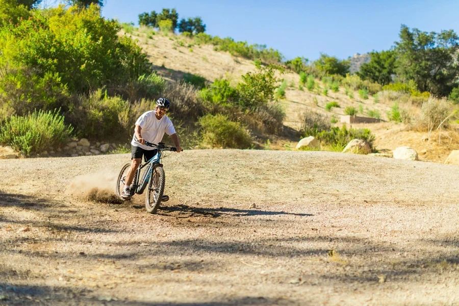 Un uomo in sella alla sua bici elettrica