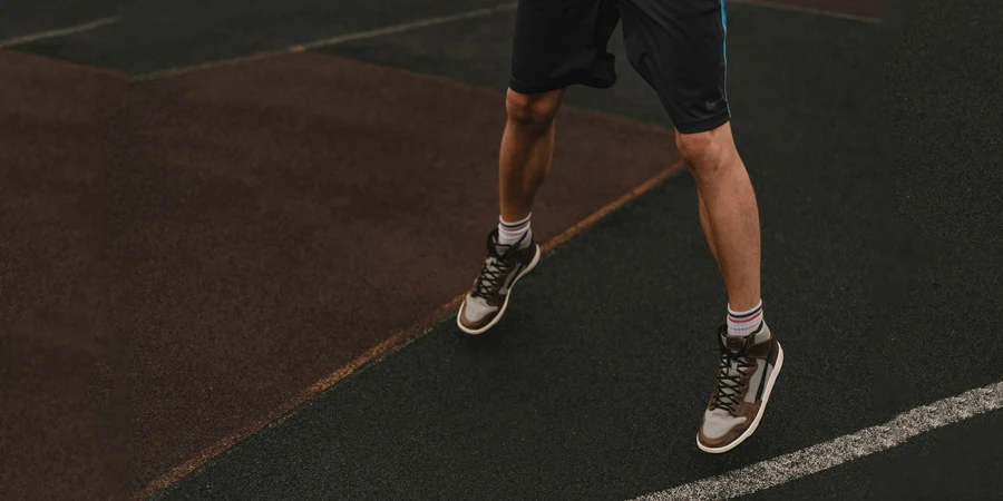 Een man draagt ​​basketbalschoenen