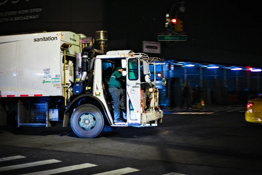 ein Müllwagen, der auf den Broadway einbiegt