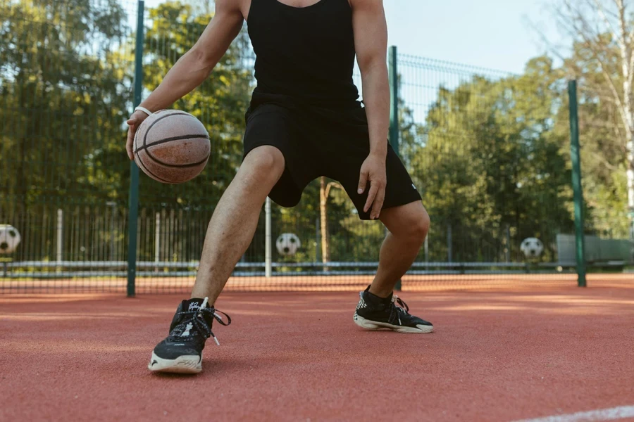 Eine Person, die einen Basketball dribbelt