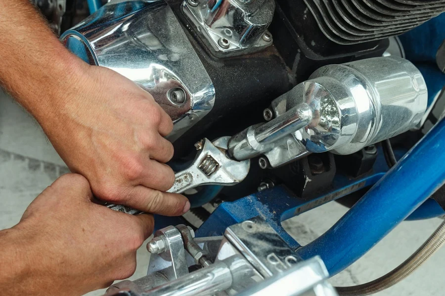 Una persona trabajando en un motor de motocicleta