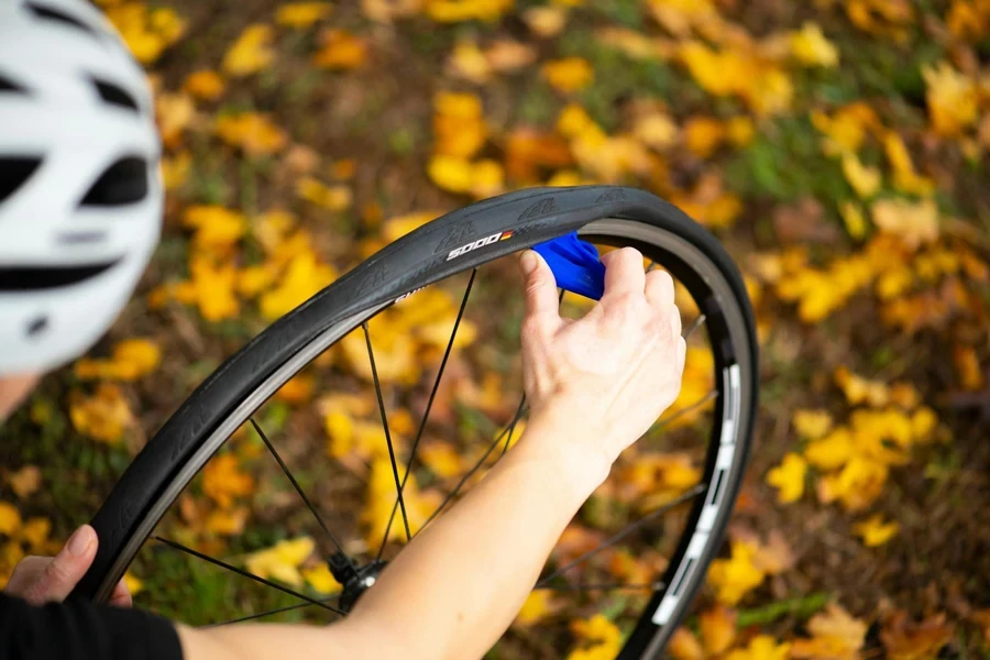 自転車のタイヤを修理する人の手