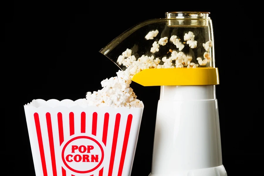 Eine Heißluft-Popcornmaschine bei der Herstellung von Popcorn