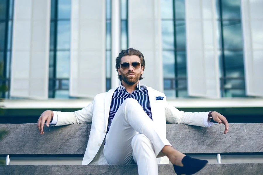 Un influencer de la moda masculina en traje y gafas de sol.