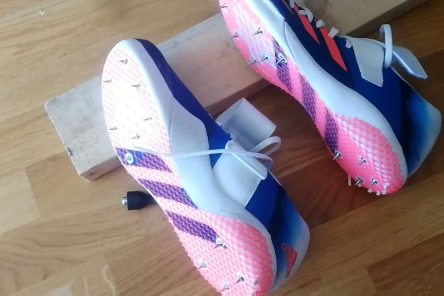 Un paio di scarpe da giavellotto blu e rosa