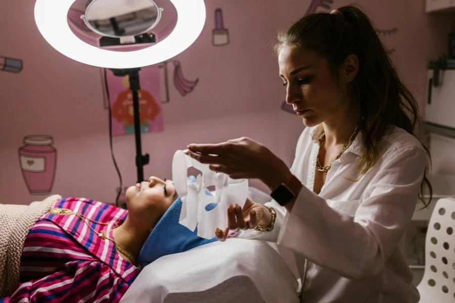 Uma esteticista segurando uma máscara de tecido