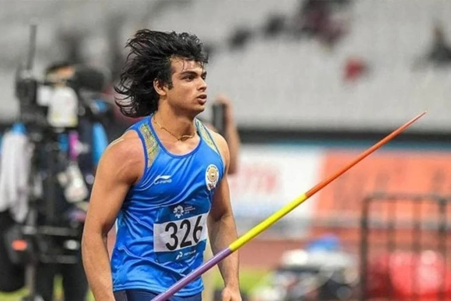 Atleta con i capelli lunghi che impugna un giavellotto di livello olimpico