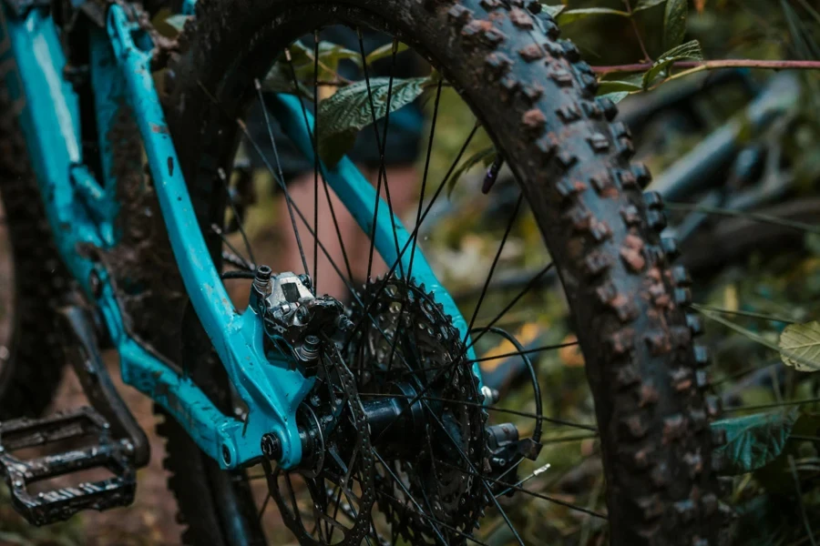 青い自転車の車輪とタイヤ