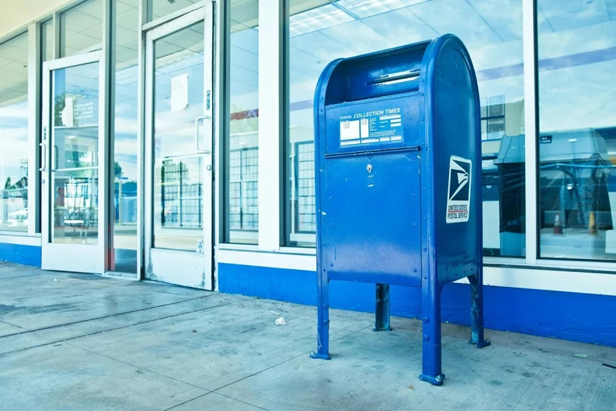 Blauer Briefkasten vor einem Gebäude