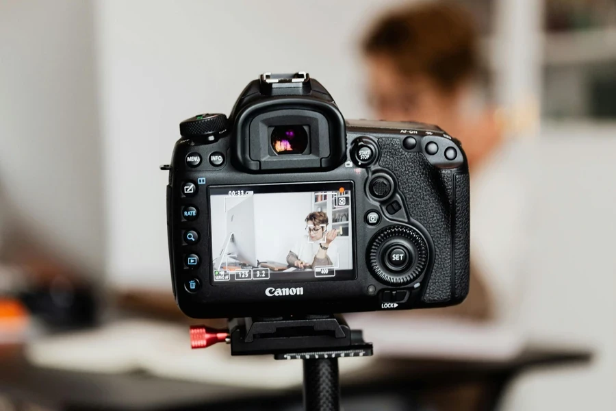 Câmera gravando vlog no espaço de trabalho