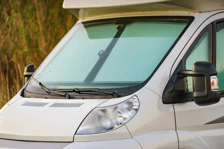 Camper con persiana térmica interna en el cristal de la ventana