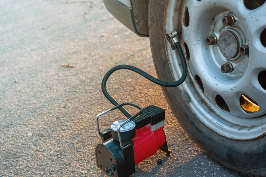 コンプレッサーで車のタイヤを膨らませる