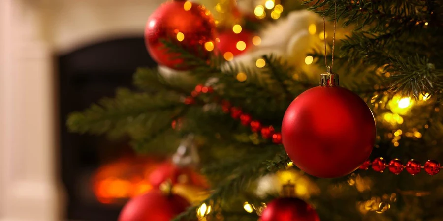 Árbol de Navidad con hermosa decoración en el interior.