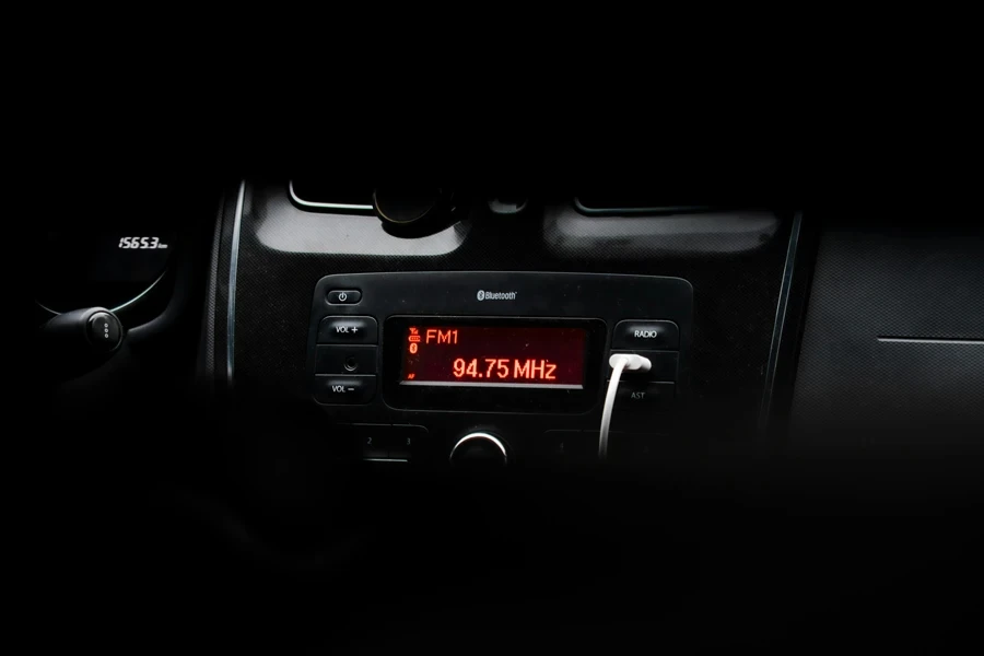 Primo piano sulla radio in auto