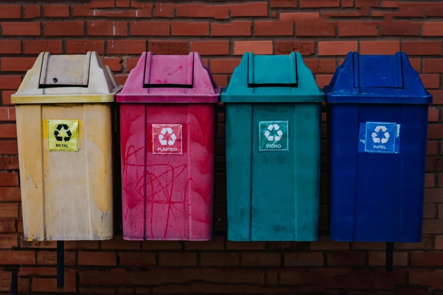 Latas de lixo coloridas