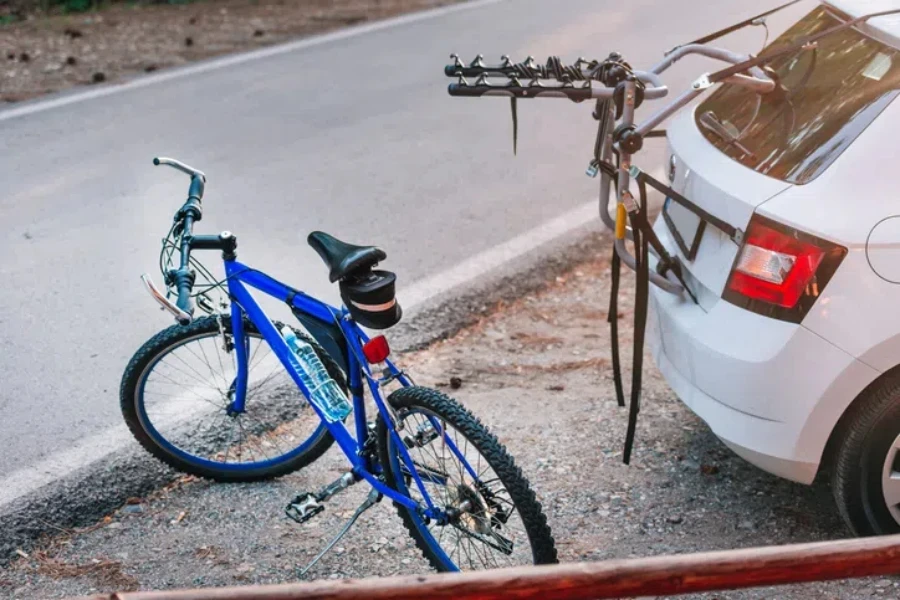 Confronto tra una bici e un'auto eco drive e benzina