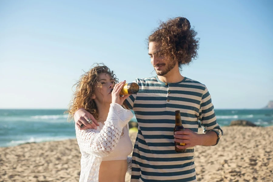 couple, boire, bière, sur, plage