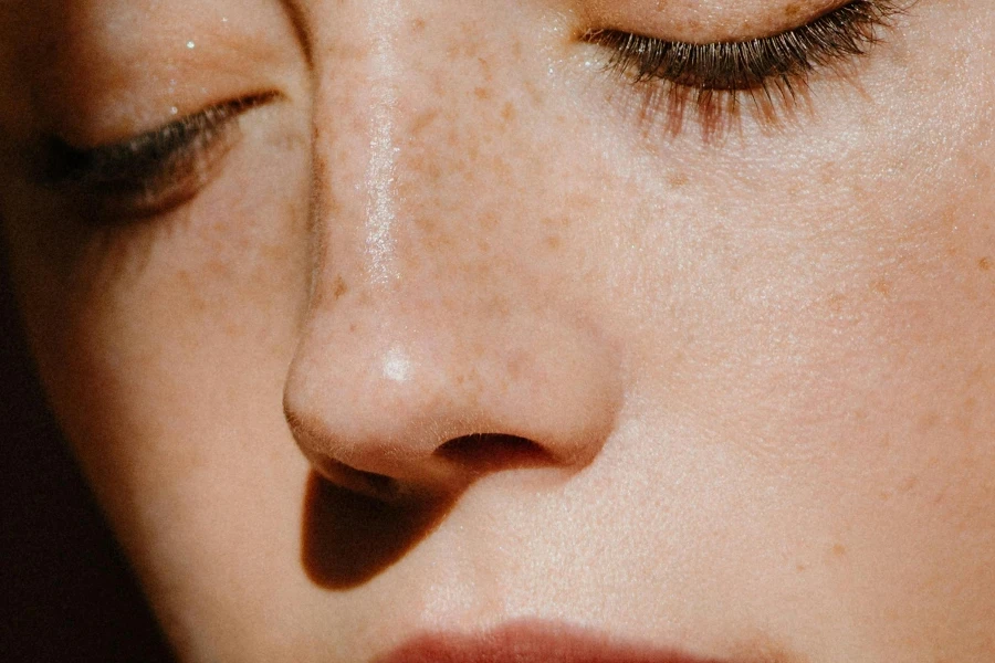 Recortar el hermoso rostro femenino sin emociones y con pecas