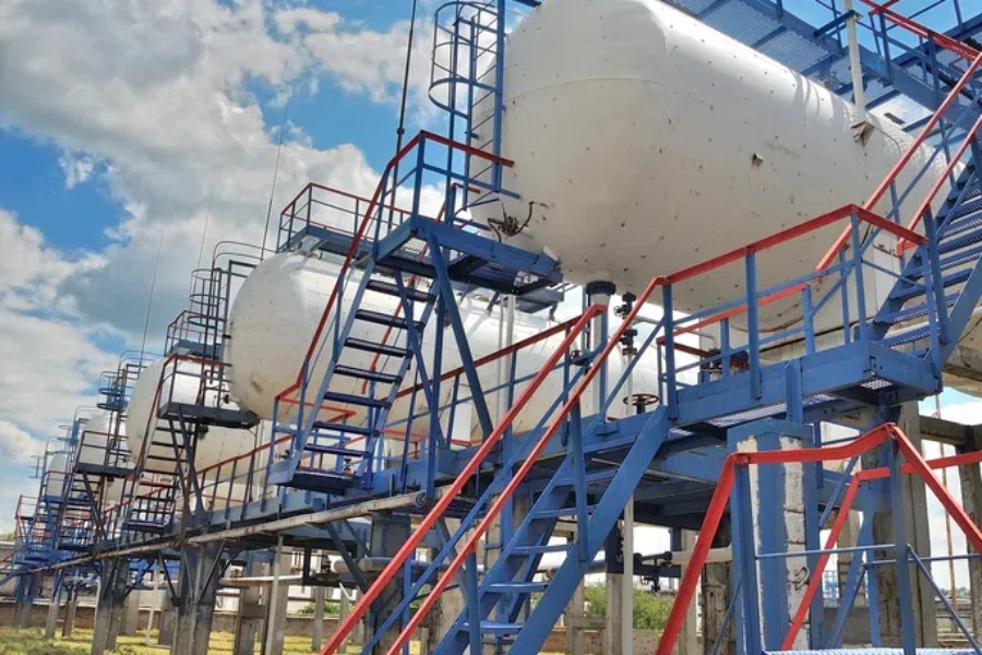 Equipamiento de refinería de petróleo y planta química: tanques y tuberías