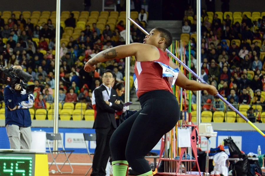 Atleta femminile che allinea il suo lancio del giavellotto alle Olimpiadi