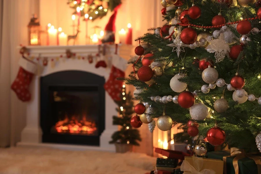 Interno del soggiorno festoso con albero di Natale vicino al camino