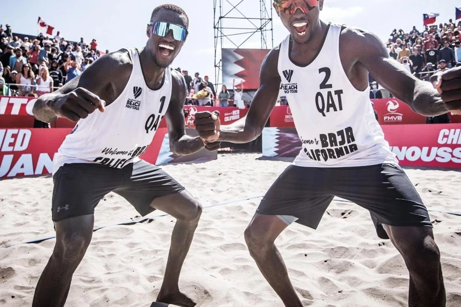 Hombres felices con pantalones cortos de voleibol holgados