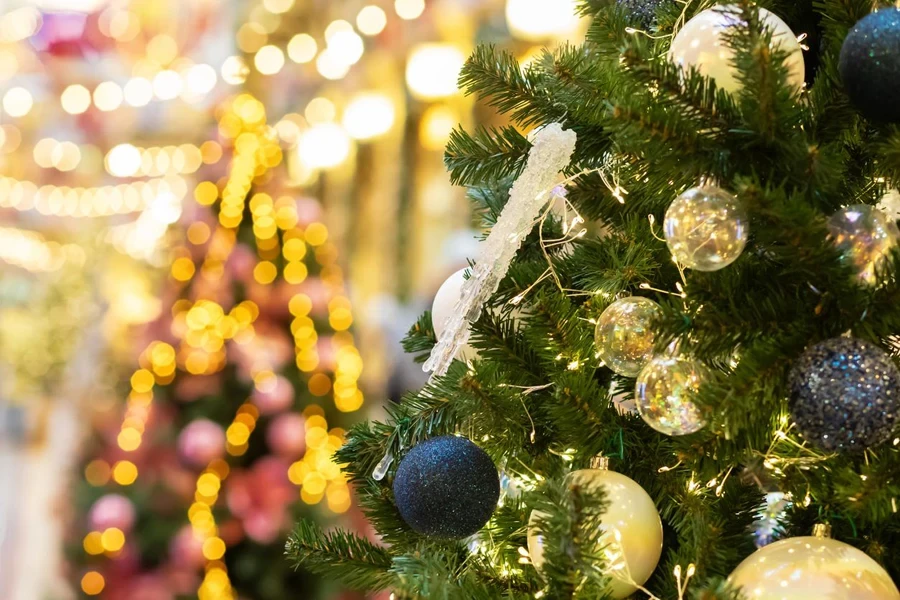 Periodo di feste, albero di Natale con luci bokeh, ghirlanda festiva, magia invernale