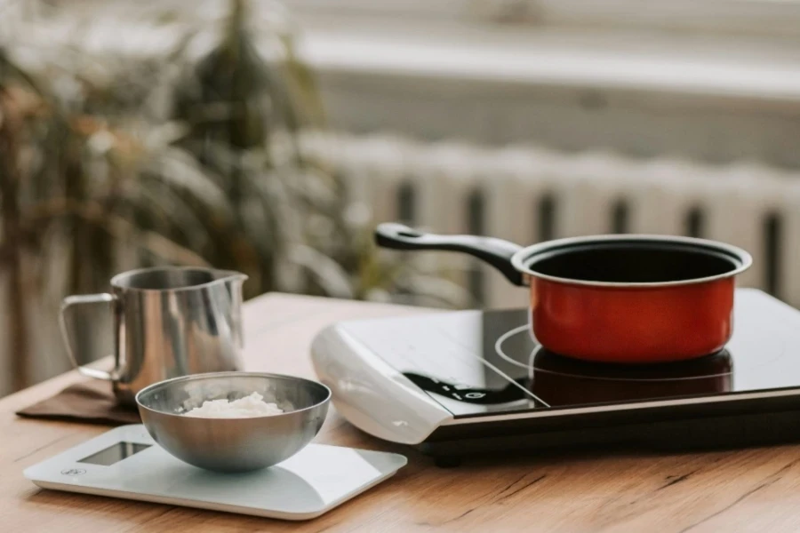 Encimera de cocina con báscula, cocción por inducción y menaje de cocina.