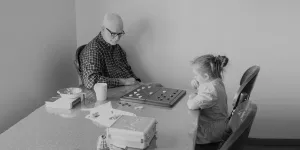 Hombre y niña jugando a las damas