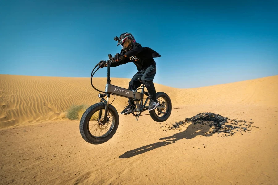 L'uomo che salta sulla bici elettrica nel deserto