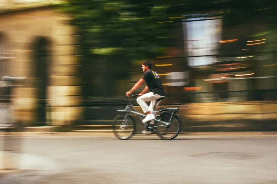 Homem andando de bicicleta elétrica