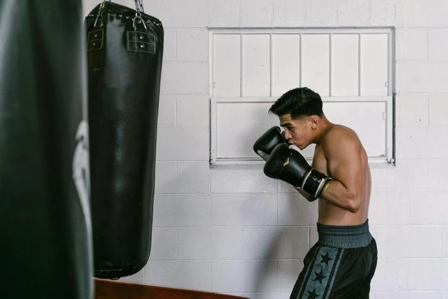 Homme s'entraînant à la boxe