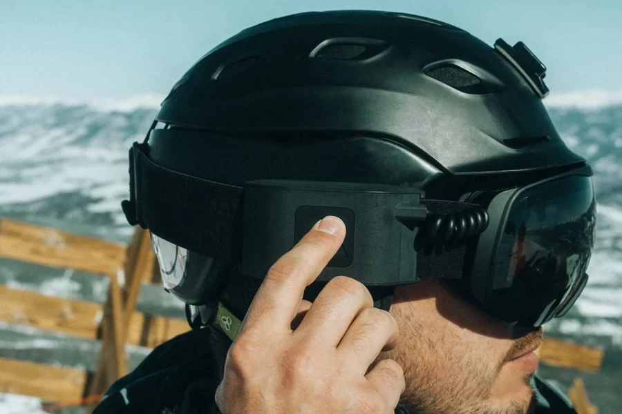 Homem operando um capacete de esqui inteligente preto