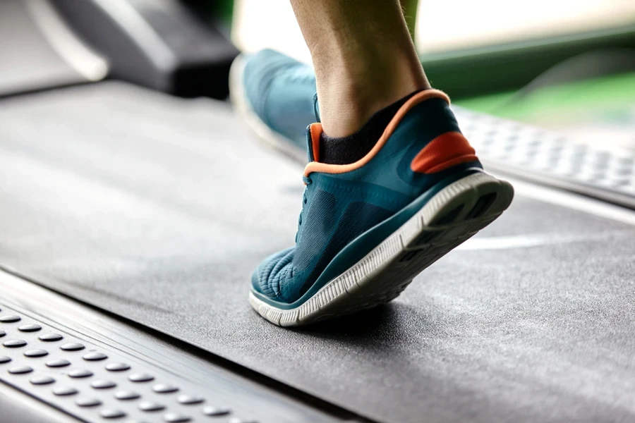 Seorang pria berlari di atas treadmill