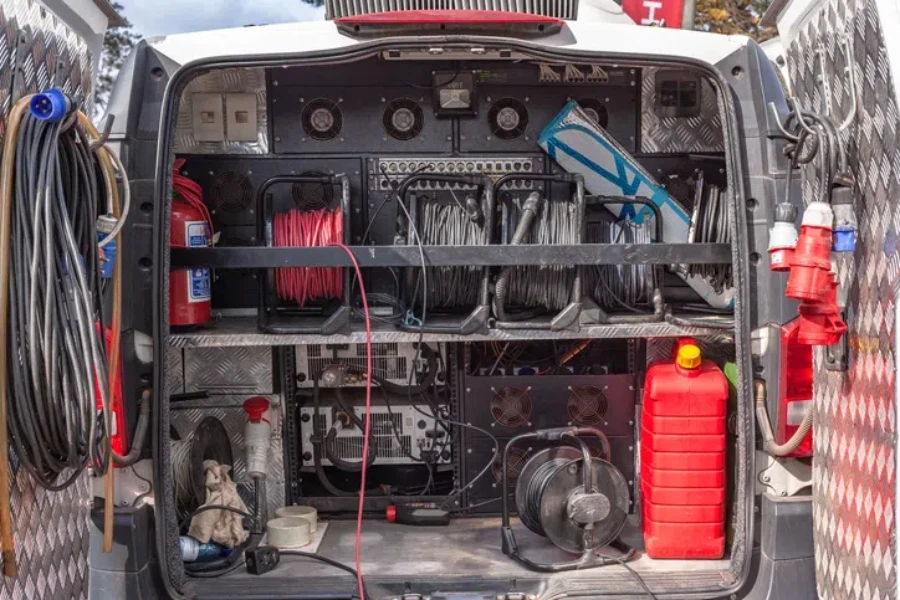 Équipement de systèmes électroniques multimédia installé dans un véhicule de transport mobile pour la photographie de télévision mobile, les événements par satellite pour les événements politiques et sportifs en plein air