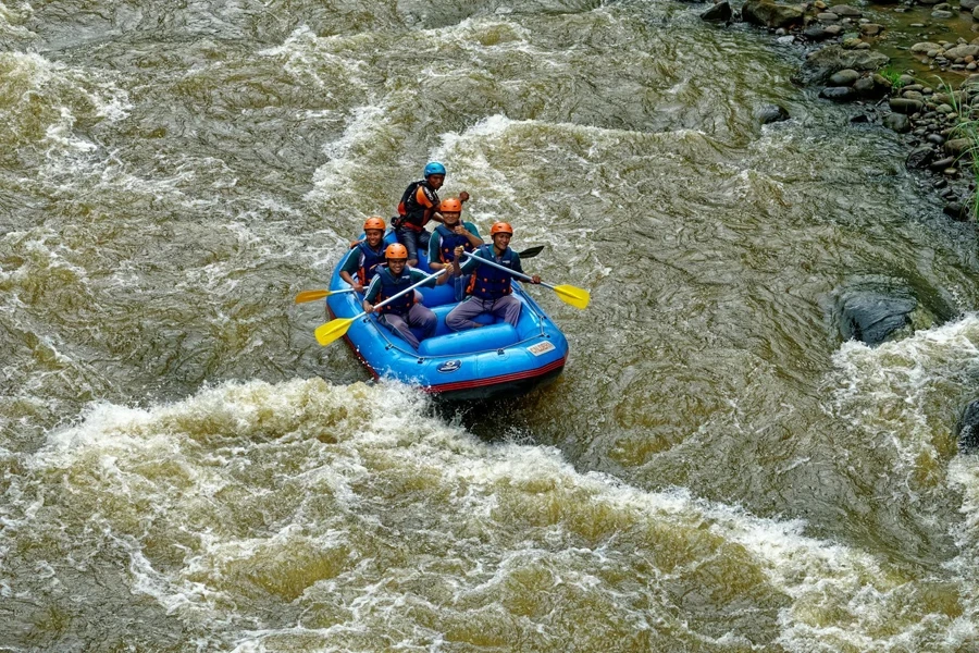 Personas viajando en un bote inflable