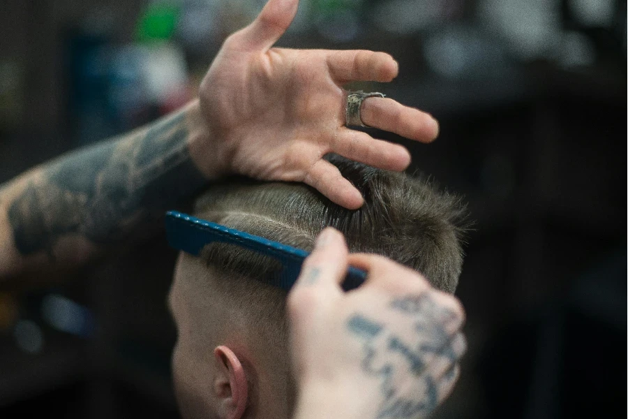 Personne peignant les cheveux d'une personne